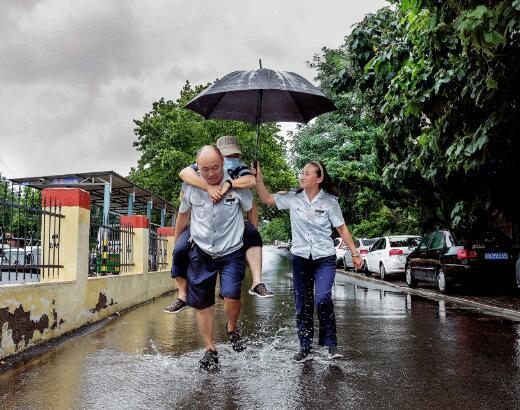 公交车站避雨 1~4：暴雨突袭，众人的温暖互助